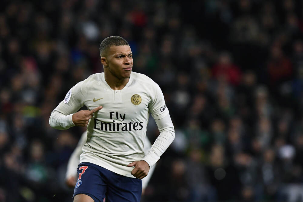 美国一飞机紧急迫降追尾一辆汽车